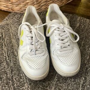 Veja V10 neon yellow sneaker